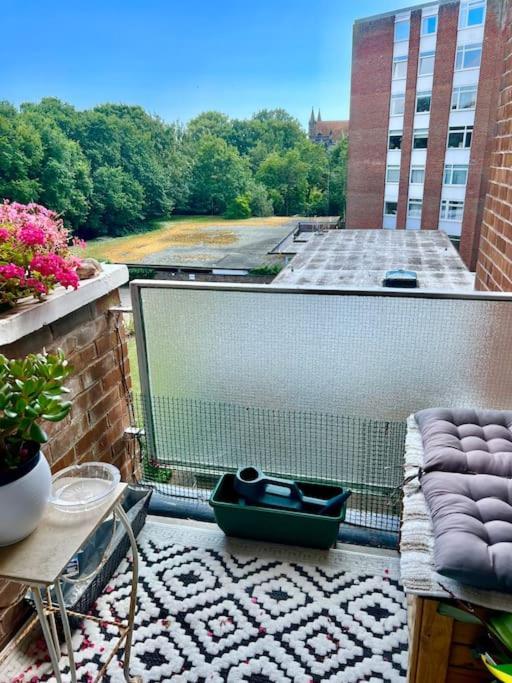 Large 2 Bedroom Private With Parking & Hut