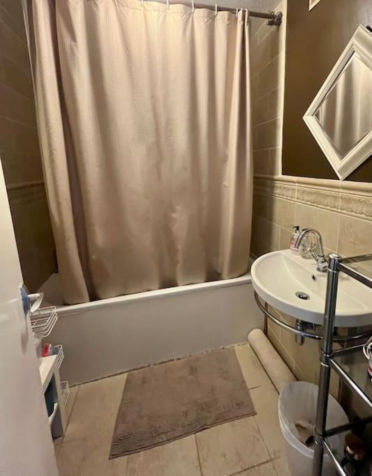 Large 2 Bedroom Private With Parking & Hut Apartment